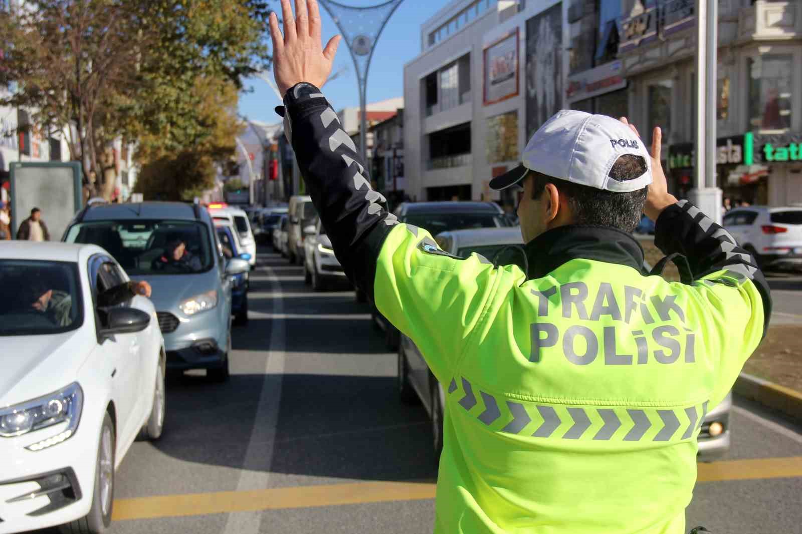 Erzincanda 810 Sürücüye Ve 2 Bin 683 Araç Tescil Plakasına Trafik İdari Para Cezası Uygulandı