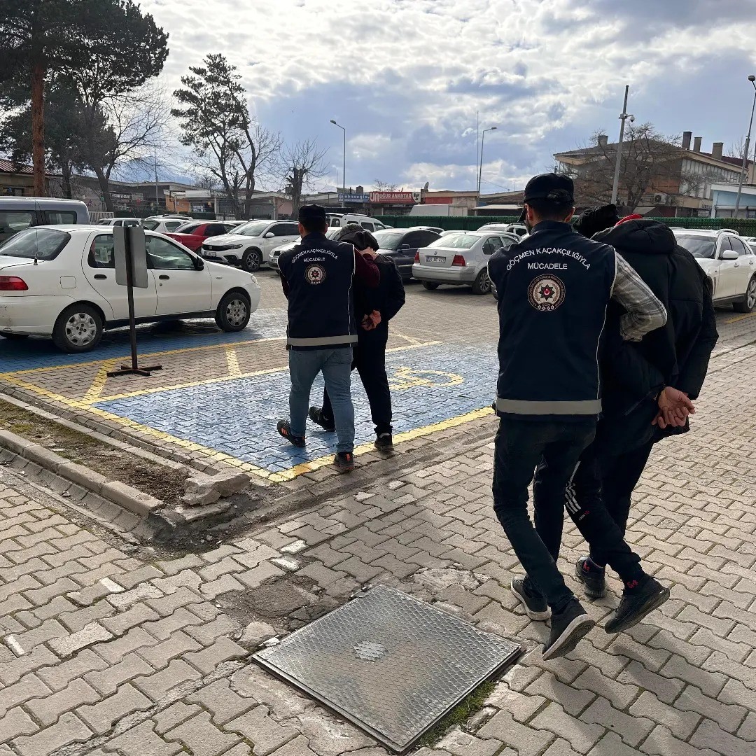 Erzincanda Göçmen Kaçakçılığı Suçundan 2 Kişi Tutuklandı
