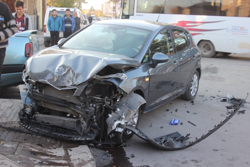 Erzincanda Nisan Ayında 121 Trafik Kazasında 66 Kişi Yaralandı