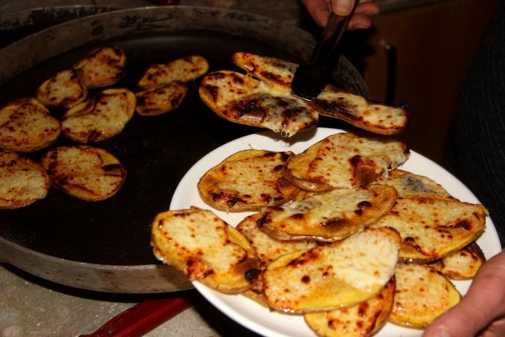 Erzincanda Soğuk Kış Gecelerinin Sıcak Lezzeti Kaşarlı Patates