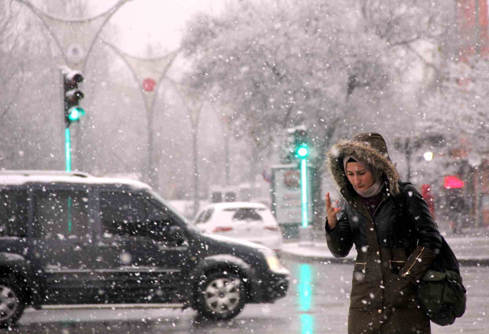 Erzincanın Yüksek Kesimlerinde Kar Merkezde Yağmur Yağışı