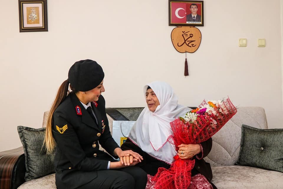 Jandarma, ‘Anneler Gününde Şehit Annelerini Unutmadı