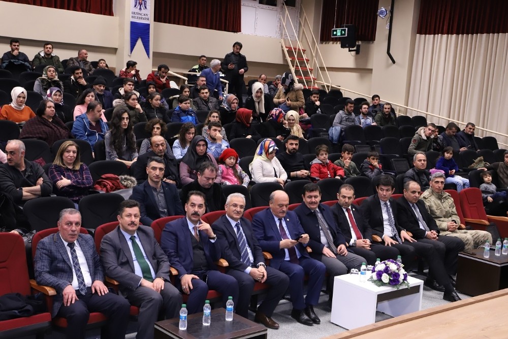 Erzincan Belediyesi Gençlik Korosu İlk Konserini Verdi