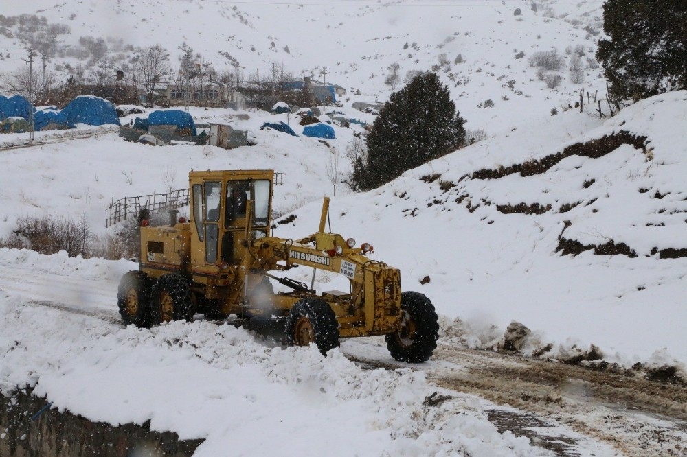 Erzincanda 5 Köy Yolu Ulaşıma Kapandı