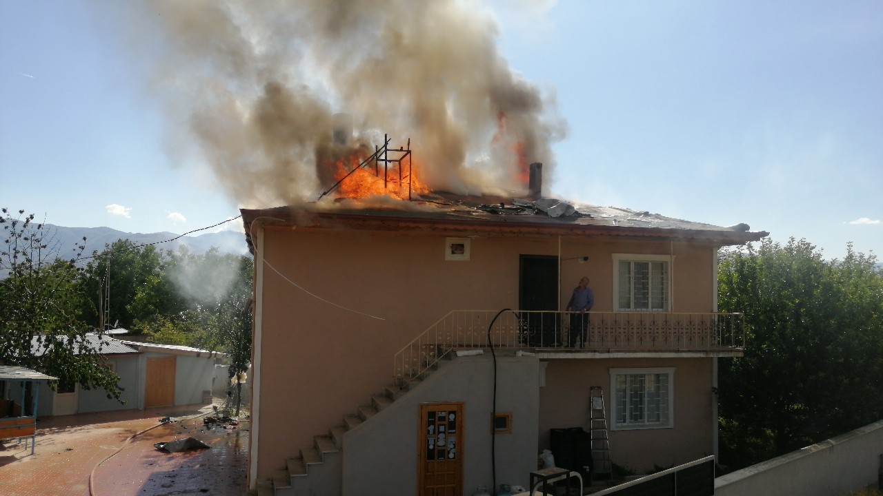 Erzincanda Çatı Yangını