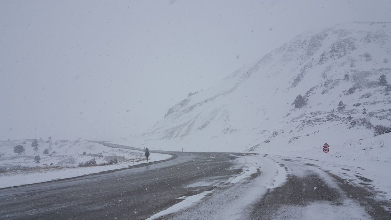 Erzincanın Yüksek Kesimlerinde Kar, Kent Merkezinde Bahar