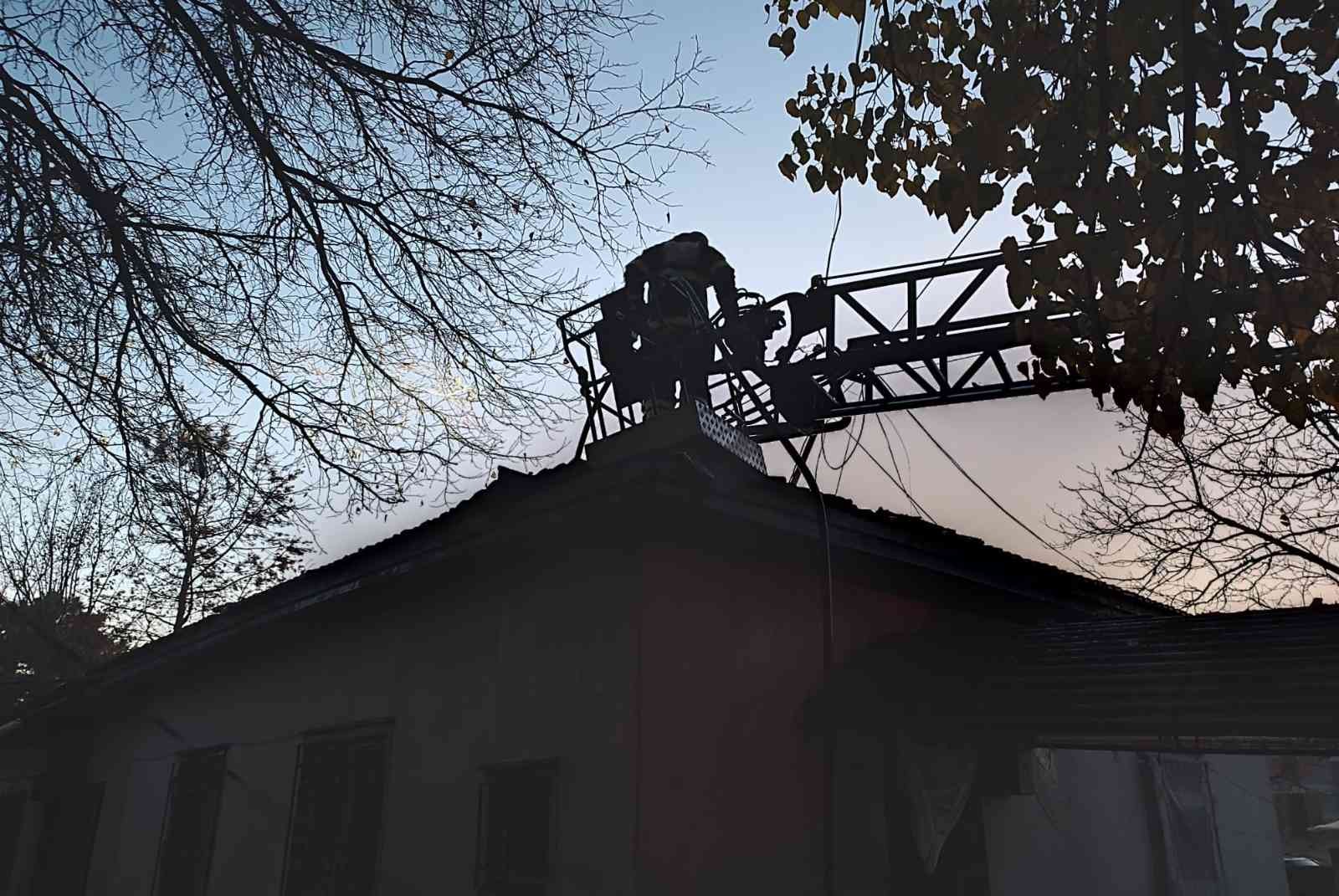 Evin Çatısında Çıkan Yangın Söndürüldü