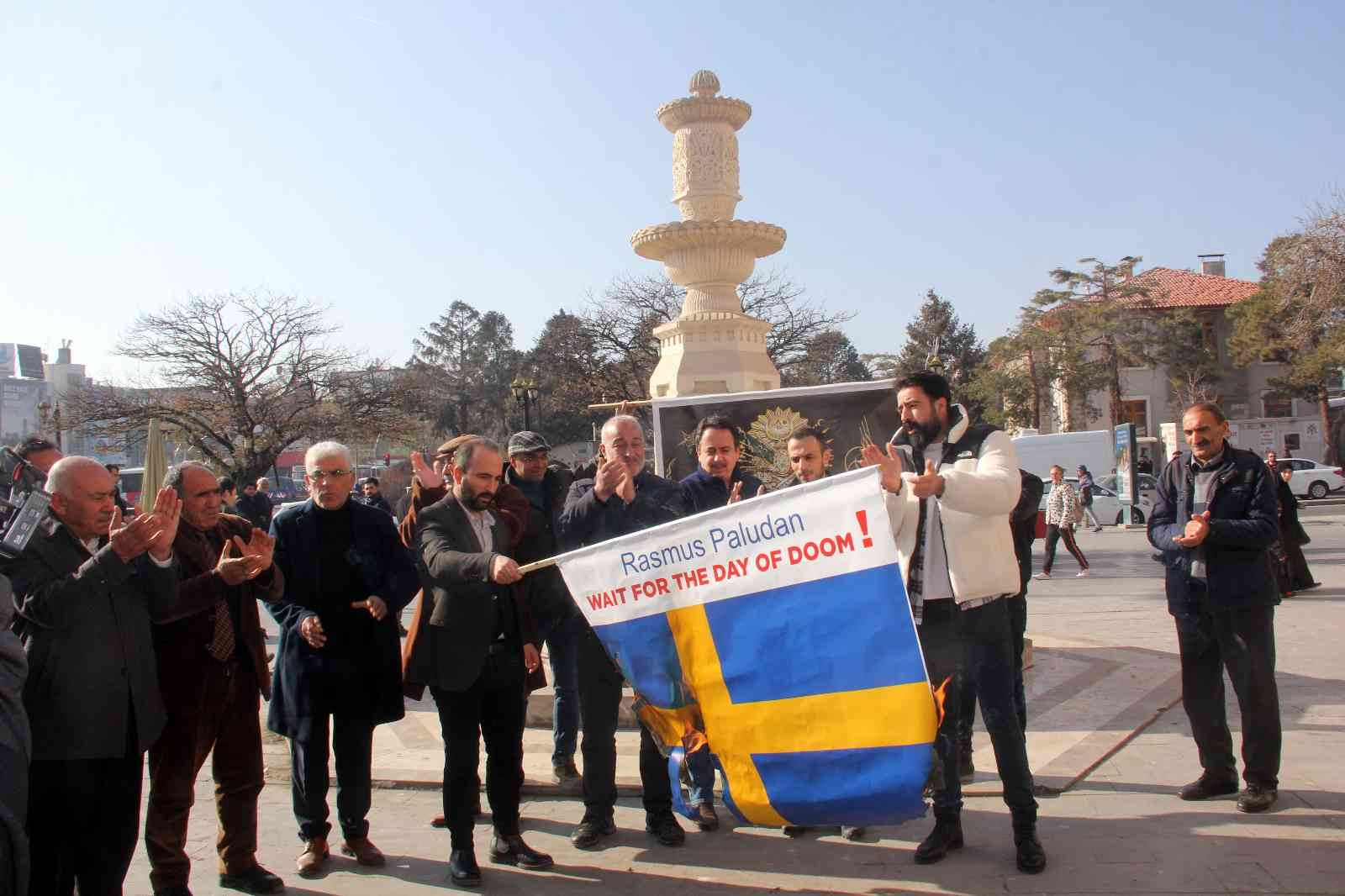 İsveçte Kuran-I Kerimin Yakılmasını Erzincanlı Gençler İsveç Bayrağını Yakarak Protesto Etti