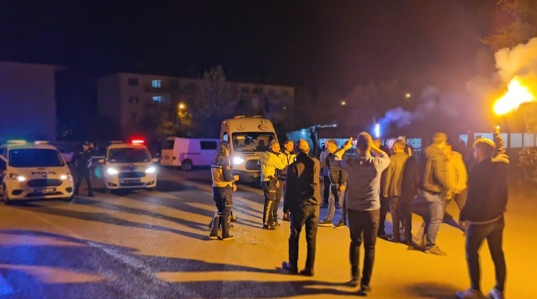 Kavga Ve Kaza İhbarına Giden Polislere Konfetili, Havai Fişekli Kutlama