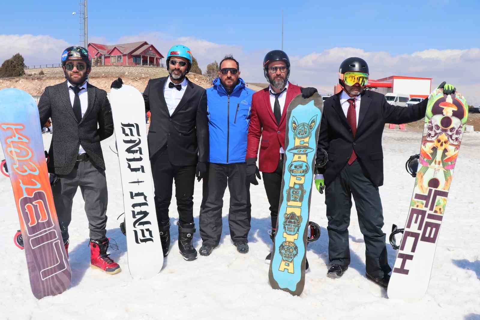 Kayak Sezonunu Takım Elbiseyle Snowboard Yaparak Uğurladılar