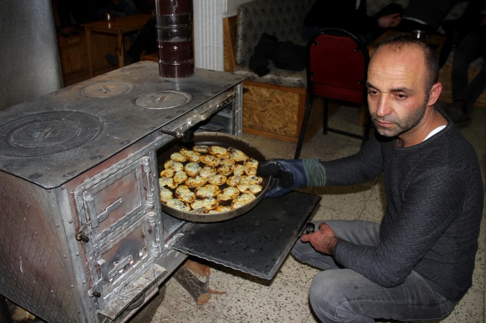 (Özel) Erzincanda Soğuk Kış Gecelerinin Vazgeçilmez Lezzeti Kaşarlı Patates